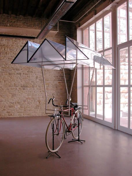 Contre-Projet Panopticon de Renaud Auguste-Dormeuil&nbsp;: vélo de course, structure en plexiglas, miroirs, 230 x 200 x 140&nbsp;cm ©&nbsp;FRAC Bourgogne (Collection FRAC Bourgogne, 2001)